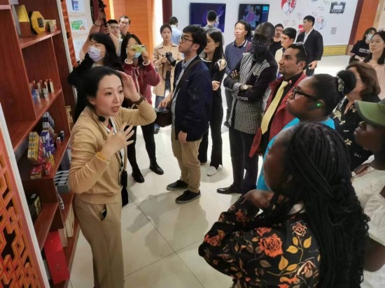 2023“一帶一路”媒體合作論壇聯(lián)合采訪團參觀仁和863科技園產(chǎn)品展示區(qū)。（本報記者 黃超攝）