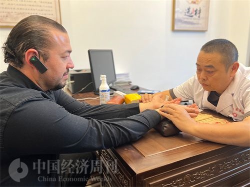  （外媒記者走進(jìn)中醫(yī)堂，問(wèn)診中醫(yī)名師。中國(guó)經(jīng)濟(jì)周刊記者 郭志強(qiáng)攝）