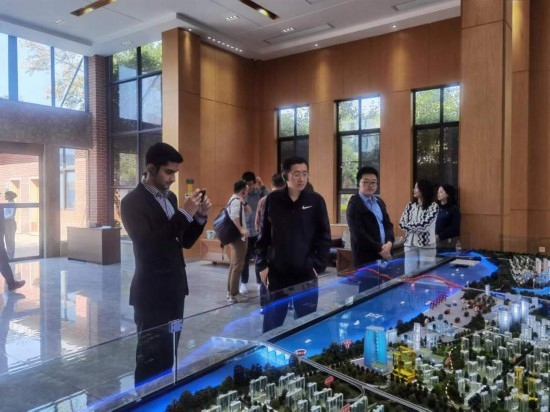 10月24日，2023“一帶一路”媒體合作論壇聯(lián)合采訪團團員在清水塘投資集團招商服務(wù)中心參觀。本報記者 常雯宜攝