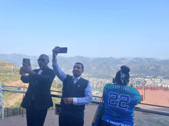 外媒記者在天釀景區(qū)拍照留念。本報記者葉子攝