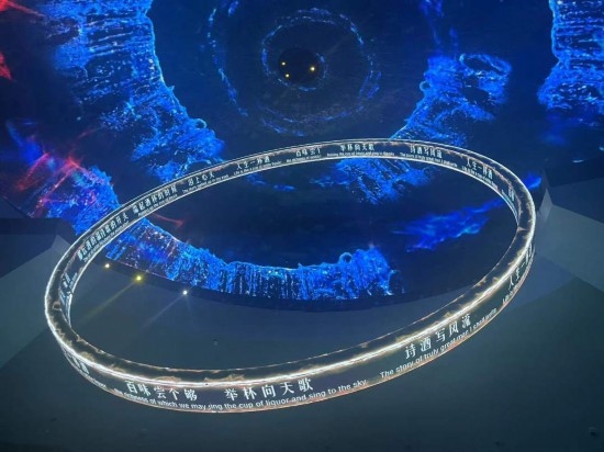 《天釀》演出中，屏幕上展示的歌詞。本報記者葉子攝