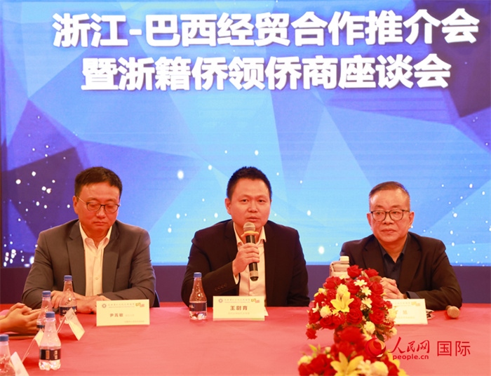 中國駐里約代總領(lǐng)事王尉育（中）在活動(dòng)中致辭。人民網(wǎng)記者 陳海琪攝