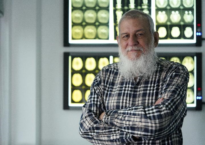 10月31日，古巴科學(xué)家裴德樂在電子科技大學(xué)校園內(nèi)。