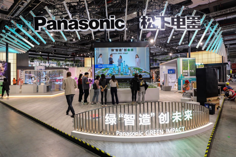 2023年11月2日，工作人員在進(jìn)博會(huì)松下電器展位做準(zhǔn)備工作。新華社記者 辛夢(mèng)晨 攝