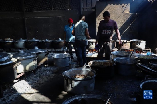 11月3日，在加沙地帶南部城市拉法，人們?cè)诿簹庵袛嗪笥貌窕鹱鲲?。新華社發(fā)（里澤克·阿卜杜勒賈瓦德攝）