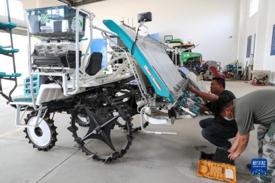 11月4日，技術(shù)員在南通市通州區(qū)十總鎮(zhèn)育民村農(nóng)場(chǎng)保養(yǎng)無人插秧機(jī)設(shè)備。