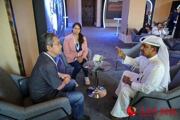 人民網(wǎng)記者采訪迪拜創(chuàng)新企業(yè)家索萊曼·里法伊（右一），索萊曼表示期待加強(qiáng)與中方合作。人民網(wǎng) 塔里克·易卜拉欣 攝