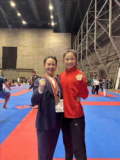 教練李紅（左）與龔莉（右）在2023年匈牙利布達佩斯世界空手道錦標(biāo)賽上合影。受訪者供圖