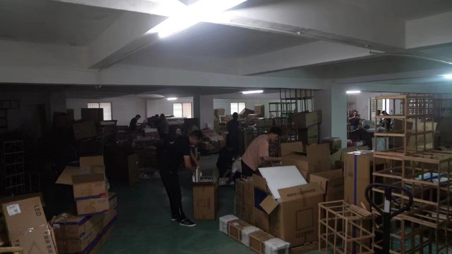 查處倉庫現(xiàn)場。重慶市梁平區(qū)公安局供圖。