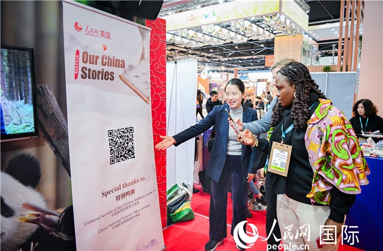 觀眾掃碼《我們的中國故事》系列視頻。人民網 郭錦標攝