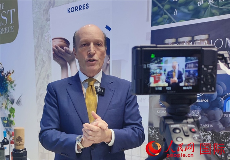 希華集團(tuán)創(chuàng)始人兼首席執(zhí)行官甘德密先生接受采訪。人民網(wǎng) 殷韜攝