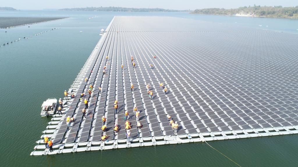 2021年1月23日，施工人員檢查泰國(guó)烏汶府詩琳通大壩綜合浮體光伏項(xiàng)目的太陽能板安裝情況。新華社發(fā)（泰國(guó)國(guó)家電力局項(xiàng)目組供圖）
