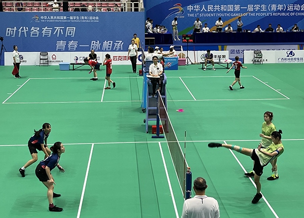 11月11日，第一屆全國(guó)學(xué)生（青年）運(yùn)動(dòng)會(huì)毽球（校園組）比賽現(xiàn)場(chǎng)。人民網(wǎng)記者 歐興榮攝