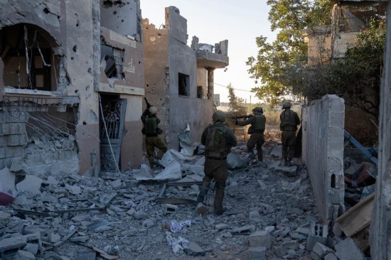 這張以色列國(guó)防軍11月12日發(fā)布的照片顯示，以軍地面部隊(duì)在加沙地帶北部開(kāi)展軍事行動(dòng)。新華社發(fā)