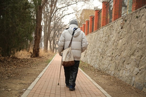 鐘萬勰院士在大連理工大學(xué)校園里。周學(xué)飛攝
