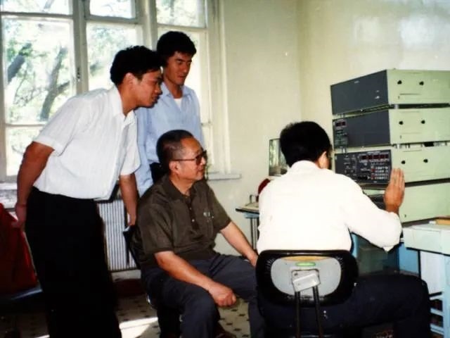 秦裕琨與團(tuán)隊(duì)在一起。哈爾濱工業(yè)大學(xué)供圖