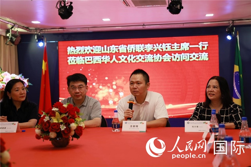 中國駐里約熱內(nèi)盧副總領(lǐng)事王尉育（右二）發(fā)表致辭。人民網(wǎng)記者宋亦然攝