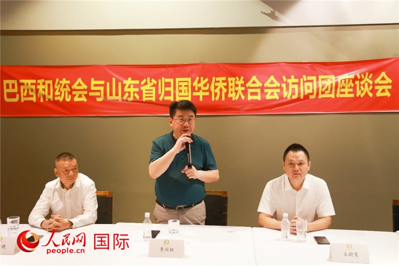 中國僑聯(lián)副主席、山東省僑聯(lián)主席李興鈺（中）在座談會上致辭。人民網(wǎng)記者 陳海琪攝