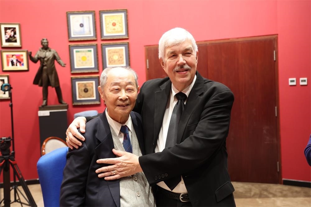 費城交響樂團小提琴演奏家戴維·布斯與原中央樂團小提琴演奏家朱信人50年后再相聚。