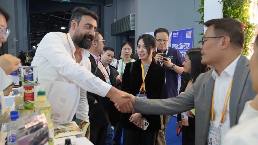 第六屆進博會上，國內(nèi)一家超市行業(yè)的客商與來自美國佐治亞州的企業(yè)展商達成初步合作意向。