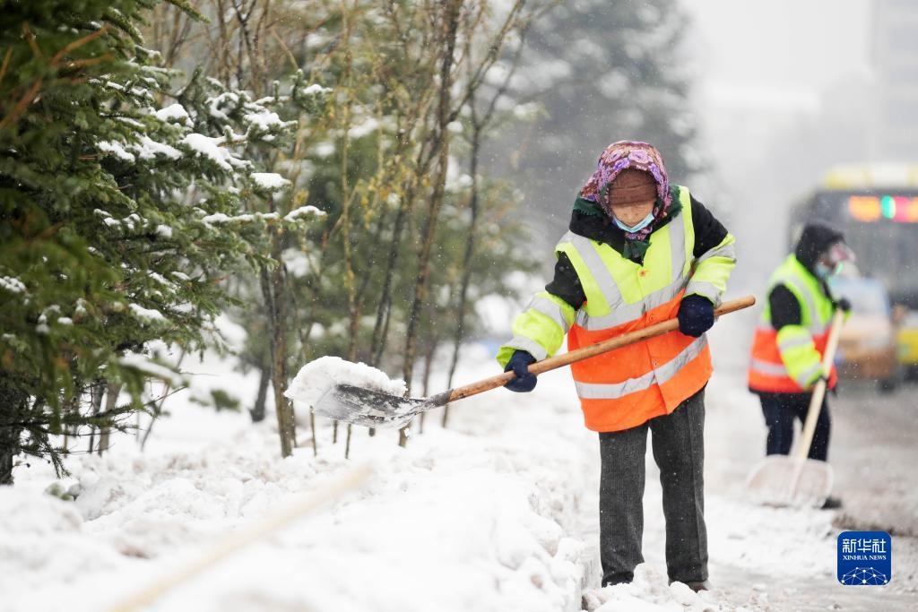 11月16日，環(huán)衛(wèi)工人在清理道路上的積雪。當日，黑龍江哈爾濱市迎來雨雪天氣。新華社記者 王建威 攝