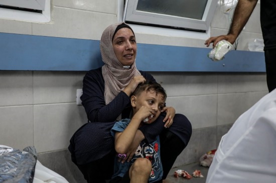 11月3日，人們?cè)诩由吵窍７ㄡt(yī)院接受治療。新華社發(fā)