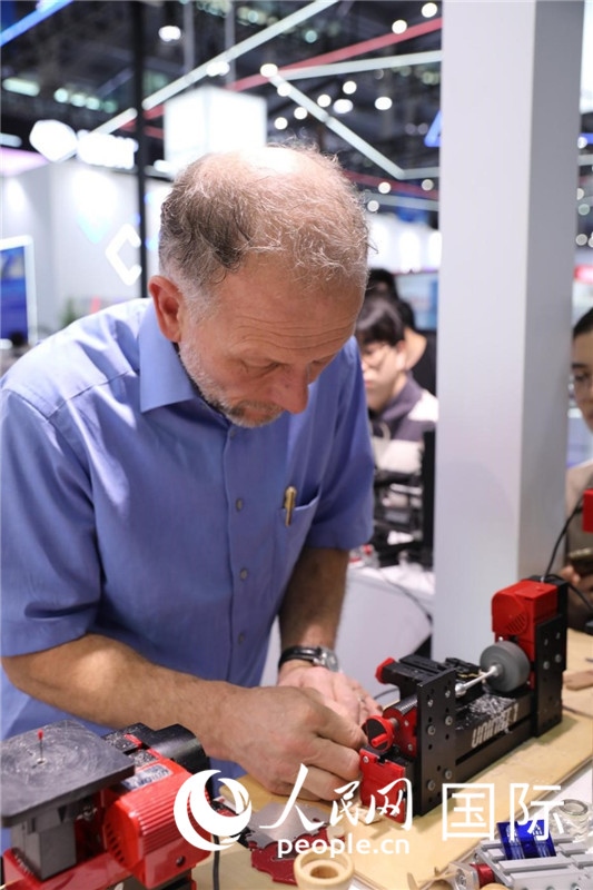 第25屆中國國際高新技術(shù)成果交易會15日在深圳開幕，圖為展商現(xiàn)場演示精密加工工具。人民網(wǎng)記者 魯揚攝