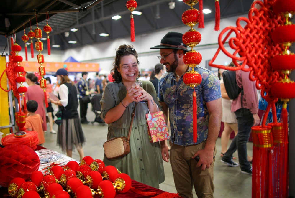 2023年1月21日，在新西蘭奧克蘭舉行的迎接中國農(nóng)歷春節(jié)活動(dòng)上，人們購買新春裝飾品。這個(gè)活動(dòng)吸引當(dāng)?shù)厣先f名各族裔民眾聚集一起，共迎中國春節(jié)。