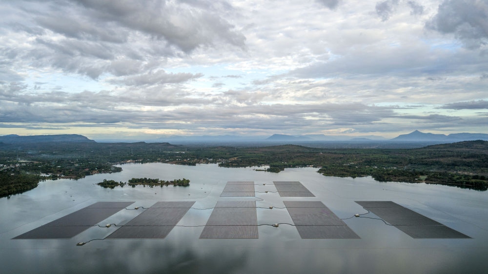 這是2022年12月8日在泰國烏汶府詩琳通水庫拍攝的浮體光伏項(xiàng)目（無人機(jī)照片）。中泰兩國聯(lián)合修建的浮體光伏項(xiàng)目2021年10月投入商業(yè)運(yùn)營。中國制造的電池板不斷將日光轉(zhuǎn)化為清潔電能，輸送至當(dāng)?shù)厍Ъ胰f戶。