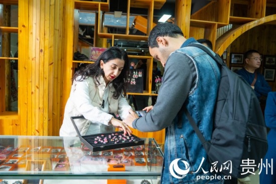 歐亞國家記者拍攝記錄黔東南州施洞鎮(zhèn)民族手工藝品。人民網(wǎng) 陽茜攝