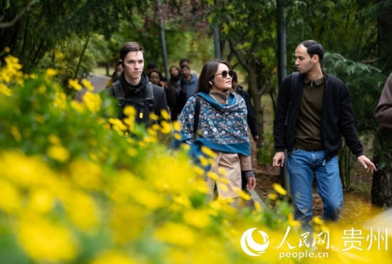 歐亞國家媒體記者走進(jìn)觀山湖公園。人民網(wǎng) 陽茜攝