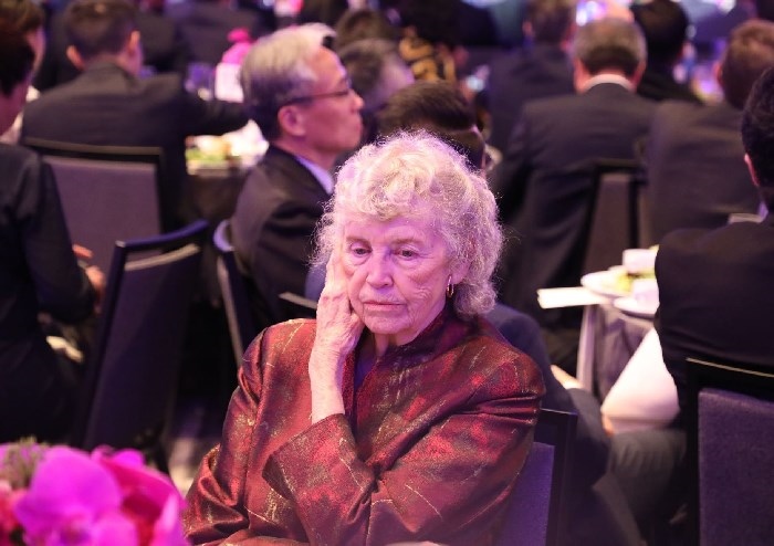 當(dāng)?shù)貢r(shí)間11月15日晚，國家主席習(xí)近平在美國舊金山出席美國友好團(tuán)體聯(lián)合舉行的歡迎宴會。在熱烈的掌聲中，習(xí)近平發(fā)表重要演講。圖為參加晚宴人士認(rèn)真聆聽演講。人民日報(bào)記者 李志偉 攝