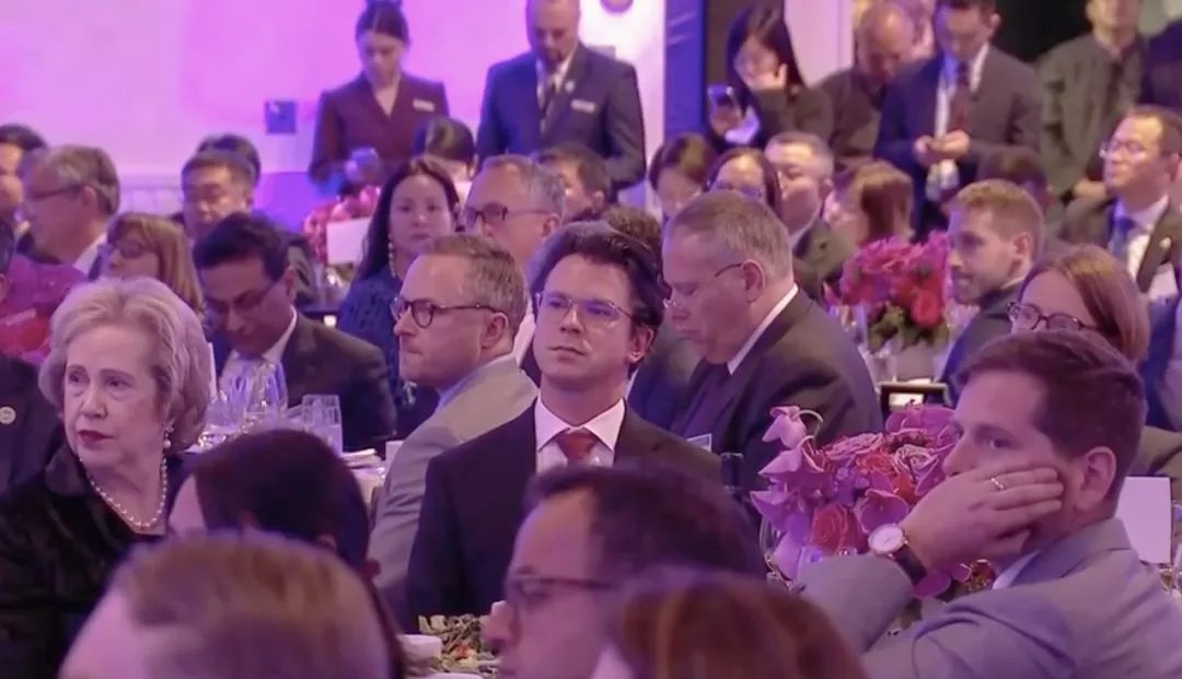 △當(dāng)?shù)貢r(shí)間11月15日晚，習(xí)近平主席在美國(guó)友好團(tuán)體聯(lián)合歡迎宴會(huì)上發(fā)表演講。圖為參加宴會(huì)的人士認(rèn)真聆聽演講。