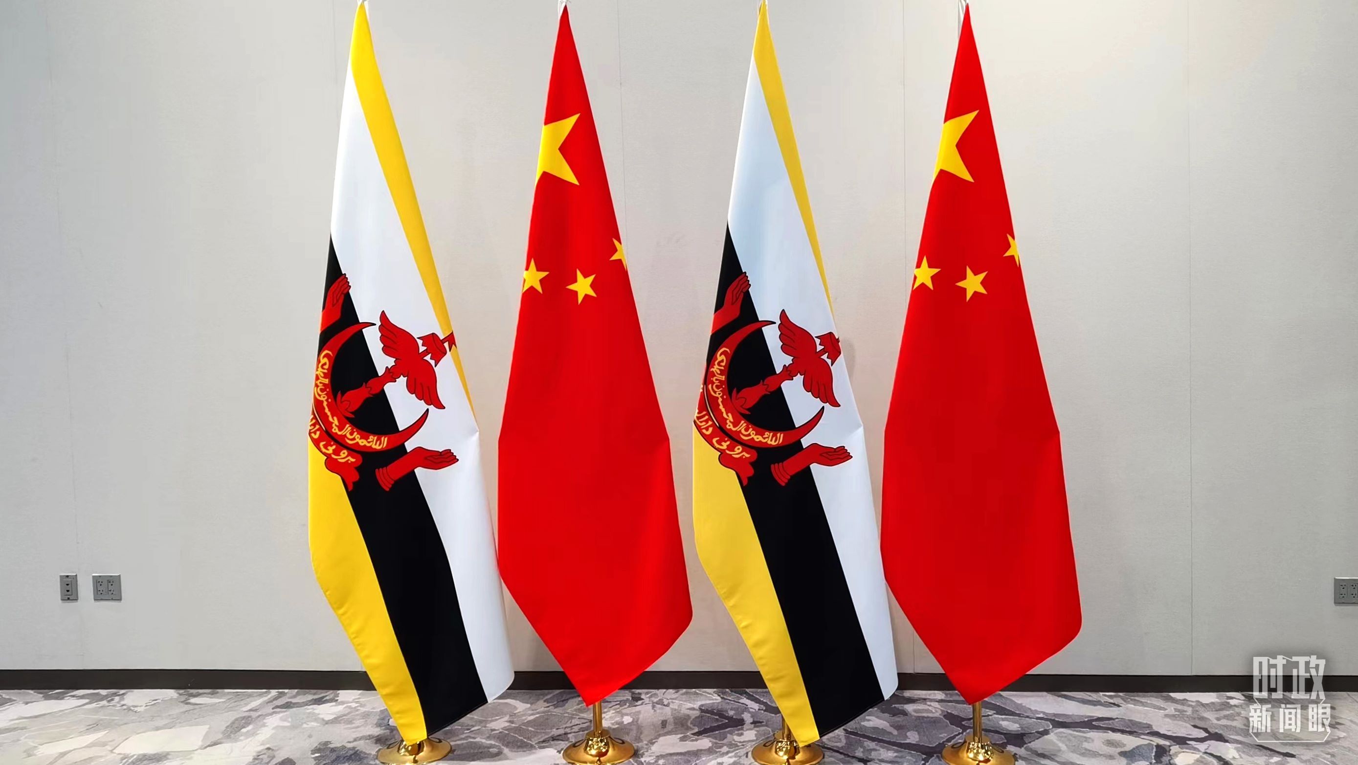 △會(huì)談現(xiàn)場(chǎng)的中文兩國(guó)國(guó)旗。（總臺(tái)央視記者郭鴻拍攝）