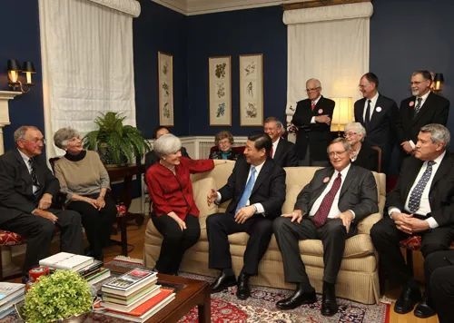 △2012年2月15日，習(xí)近平在前艾奧瓦州友好省州委員會(huì)委員蘭蒂夫人（左三）的家中回憶1985年訪問該地時(shí)的情景。