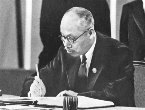 董必武在《聯(lián)合國憲章》上簽名。新華社發(fā)