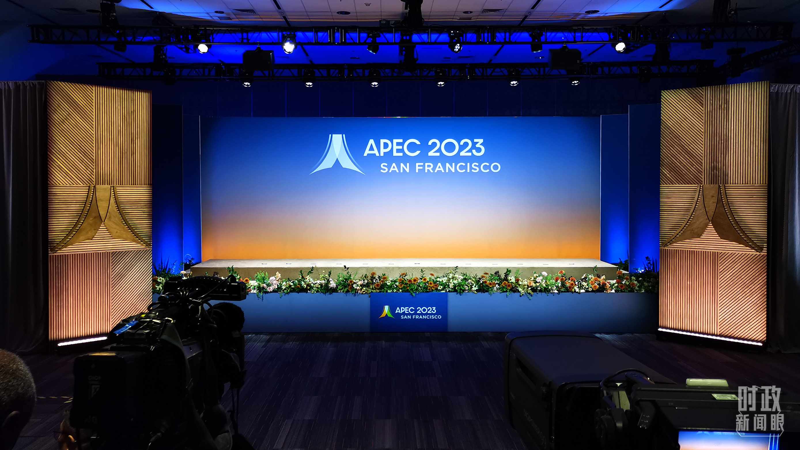 △16日，APEC領(lǐng)導(dǎo)人同東道主嘉賓在對(duì)話(huà)會(huì)前集體合影，圖為記者們?cè)诘却嫌伴_(kāi)始。（總臺(tái)央視記者石偉明拍攝）