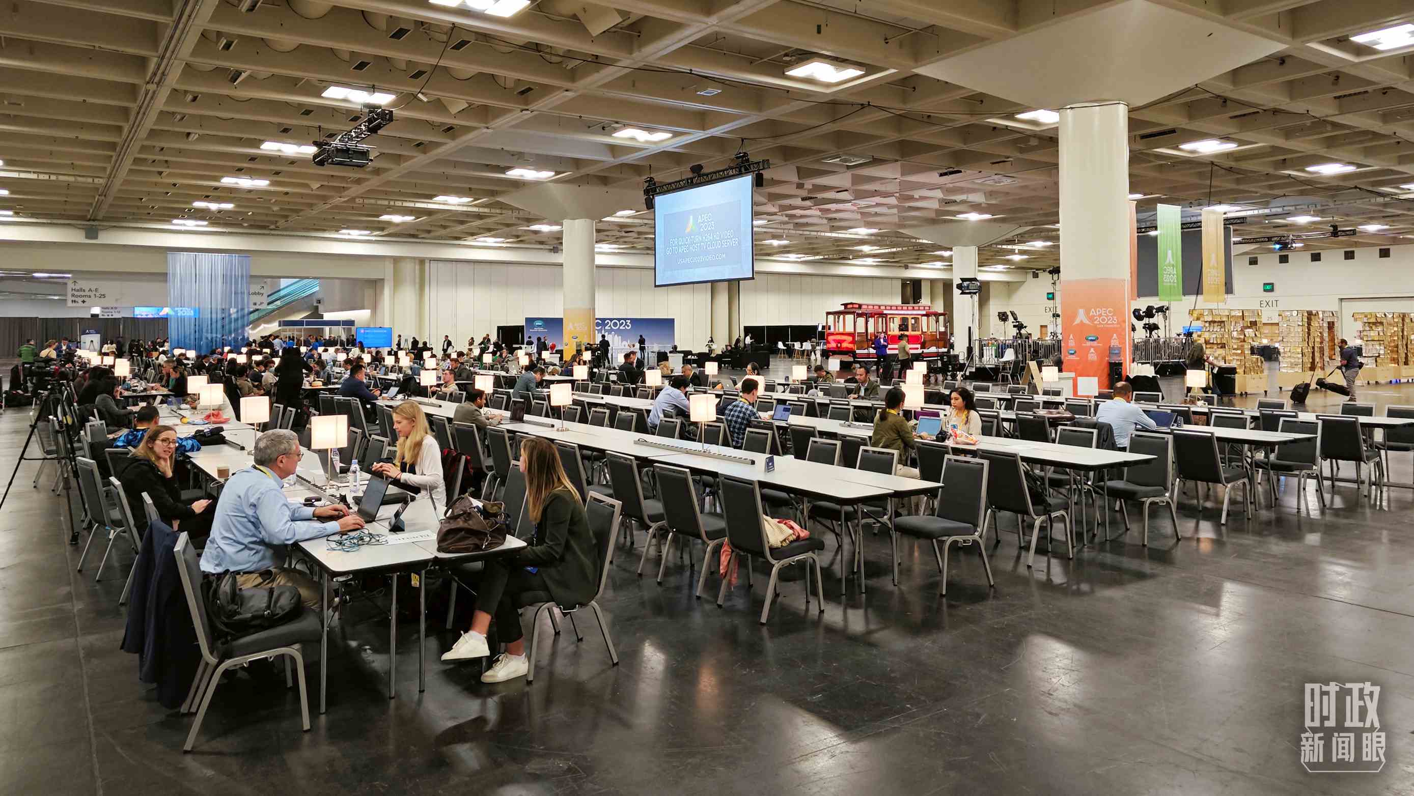 △APEC會(huì)議國(guó)際媒體中心，各國(guó)記者正在工作。（總臺(tái)央視記者王哈男拍攝）
