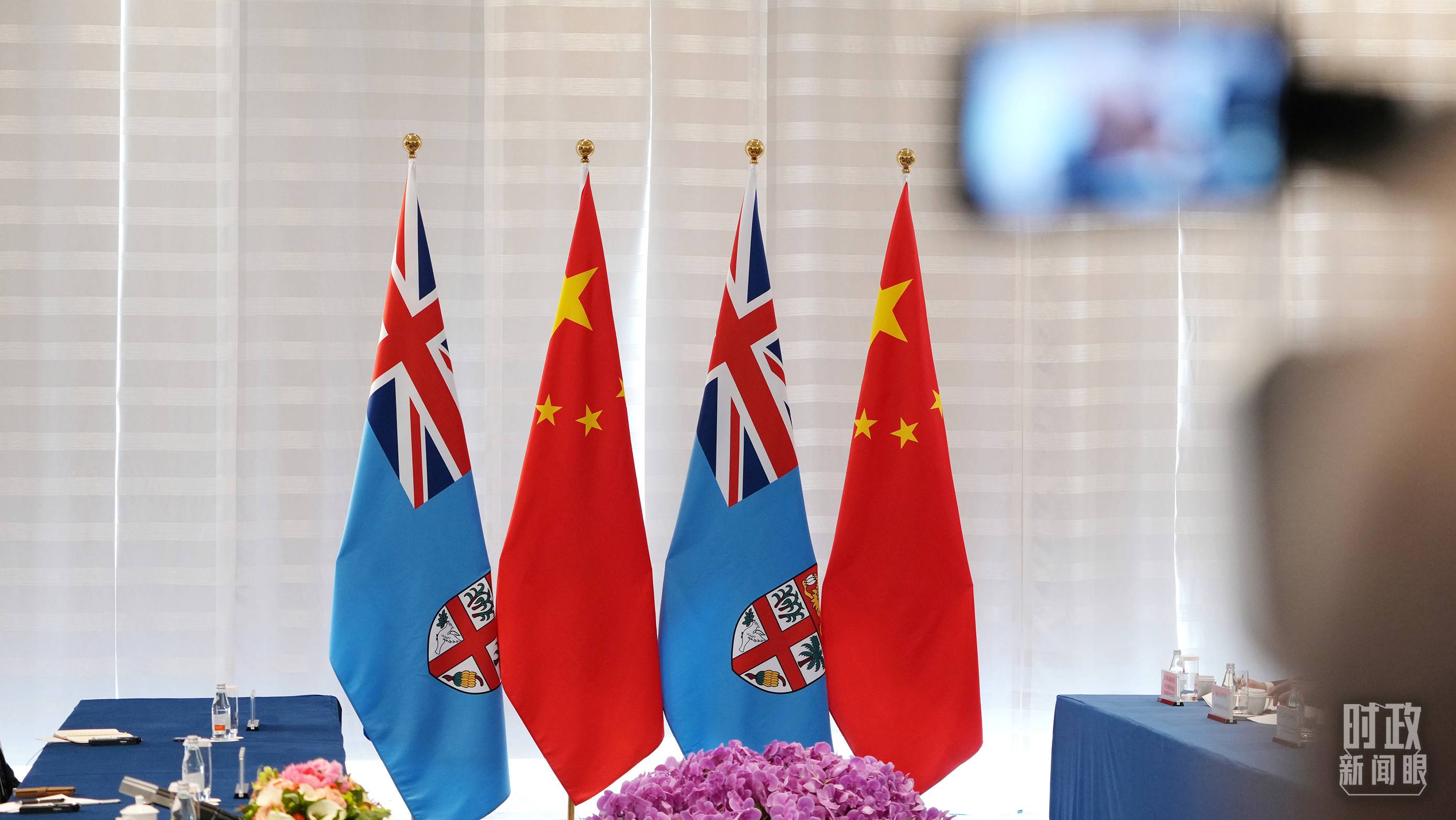 △會(huì)談現(xiàn)場(chǎng)的中斐兩國(guó)國(guó)旗。（總臺(tái)國(guó)廣記者李晉拍攝）