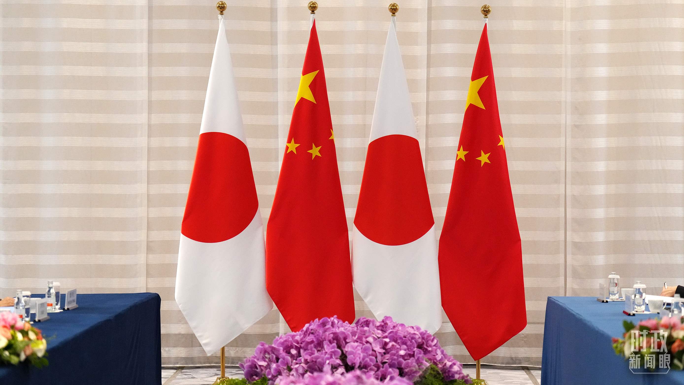 △會(huì)談現(xiàn)場(chǎng)的中日兩國(guó)國(guó)旗。（總臺(tái)國(guó)廣記者李晉拍攝）