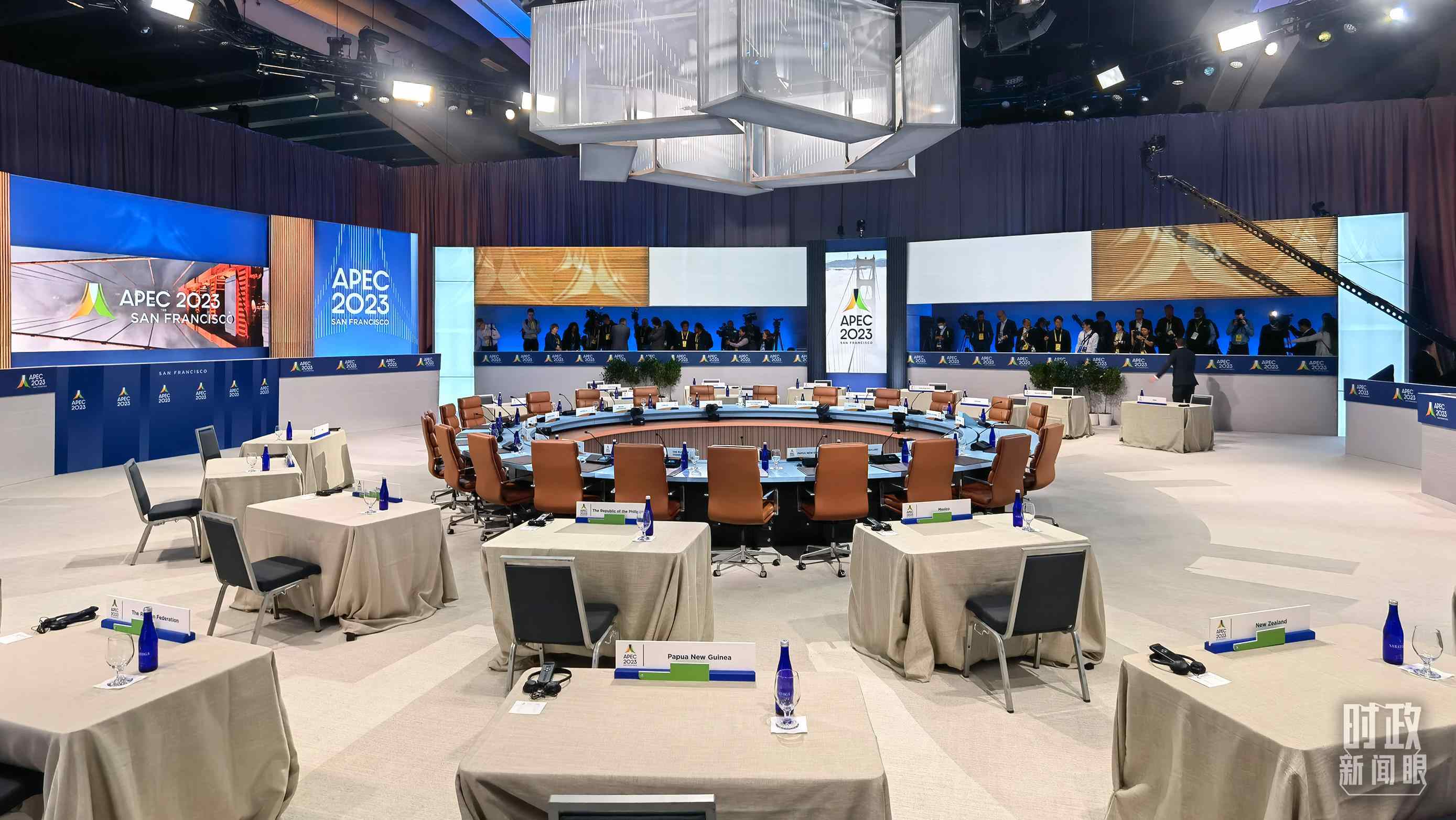 APEC第30次領(lǐng)導(dǎo)人非正式會(huì)議開始前的會(huì)場(chǎng)。（總臺(tái)央視記者石丞拍攝）