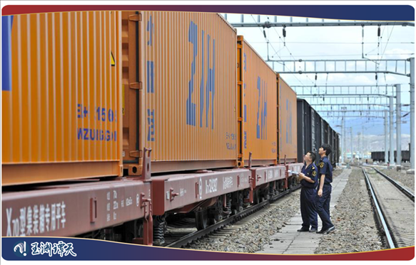 ｜｜新疆阿拉山口，中歐班列從這里經(jīng)過