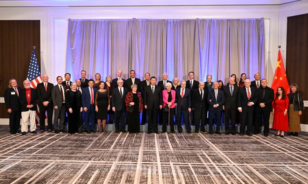 當?shù)貢r間11月15日晚，國家主席習近平在美國舊金山出席美國友好團體聯(lián)合舉行的歡迎宴會。這是宴會開始前，習近平會見飛虎隊和史迪威將軍后人、鼓嶺、艾奧瓦州、華盛頓州等方面友好人士代表，同他們親切交談并合影留念。