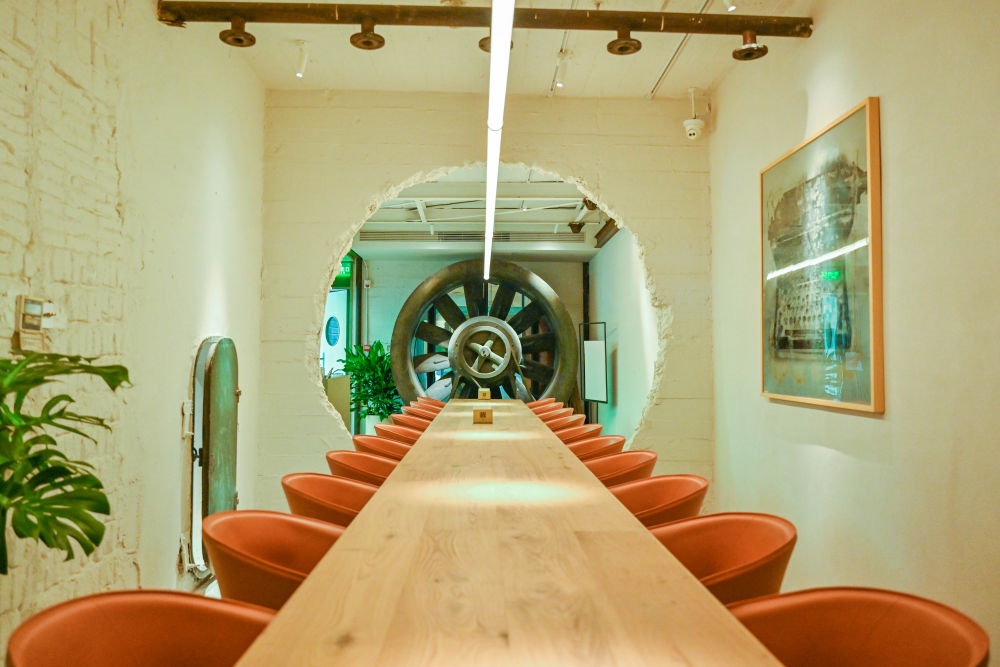 “絲聯166”園區(qū)內保留工業(yè)遺存的咖啡館。（受訪者供圖）