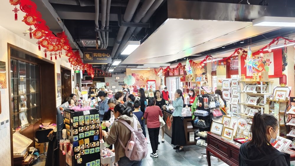 游客在天津市西青區(qū)楊柳青民俗文化館游覽。（新華社記者宋瑞 攝）