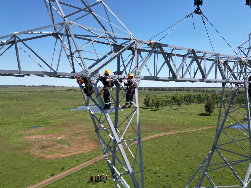 這是2023年11月15日拍攝的位于烏拉圭派桑杜省烏拉圭500千伏輸變電環(huán)網閉合項目施工現(xiàn)場。