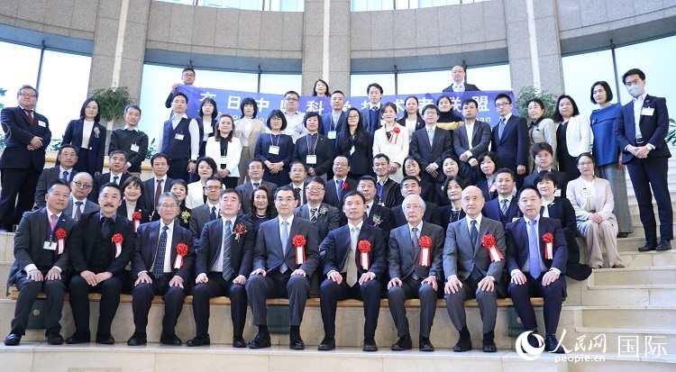 到場(chǎng)嘉賓與中國(guó)駐日本大使吳江浩合影留念。人民網(wǎng) 許可攝