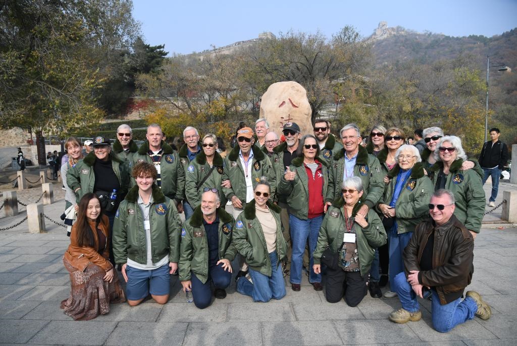 10月29日，飛虎隊(duì)老兵莫耶一行人在北京八達(dá)嶺長(zhǎng)城合影留念。當(dāng)日，美中航空遺產(chǎn)基金會(huì)訪(fǎng)華代表團(tuán)成員陸續(xù)抵達(dá)北京。新華社記者任超攝