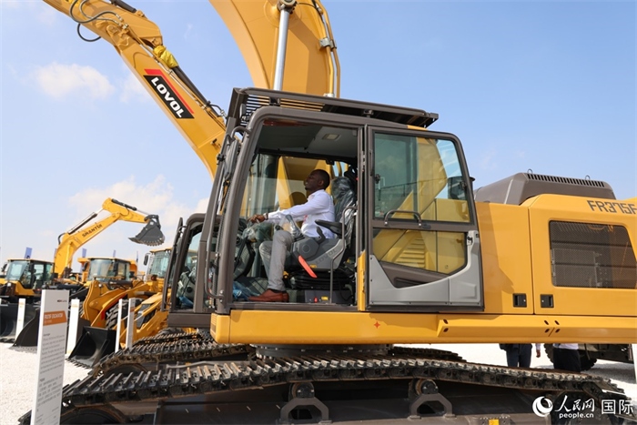 嘉賓參觀體驗(yàn)山東重工產(chǎn)品。人民網(wǎng)記者 任皓宇攝