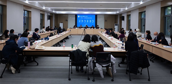 “區(qū)域國別學視角下的日語學科建設”圓桌論壇現場。主辦方供圖